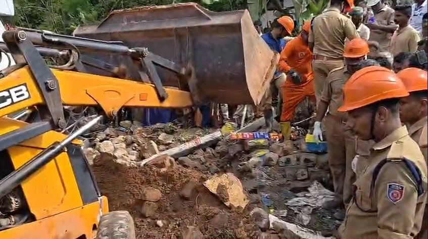 കൊട്ടാരക്കരയിൽ ടിപ്പർ ലോറി അപകടസ്ഥലം.