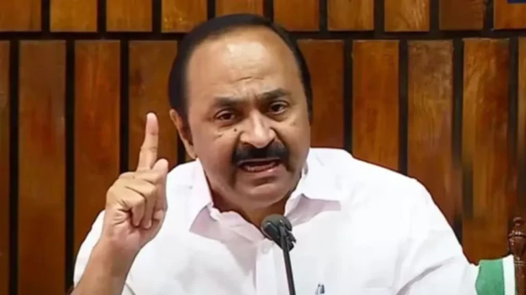 മുഖ്യമന്ത്രി വി.ഡി. സതീശൻ വാർത്താസമ്മേളനത്തിൽ സംസാരിക്കുന്നു.