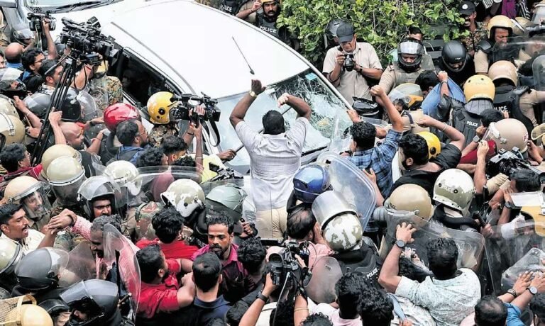 കൊച്ചി ഹൈക്കോടതി കെട്ടിടത്തിന്റെ പുറംകാഴ്ച