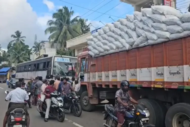നെയ്യാറ്റിൻകരയിൽ കെഎസ്ആർടിസി ബസും ലോറിയും കൂട്ടിയിടിച്ച അപകടസ്ഥലം.