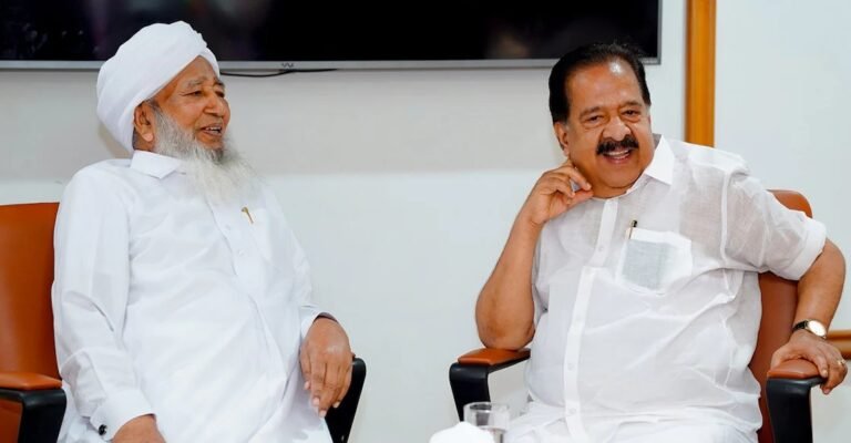 കാന്തപുരം എ പി അബൂബക്കർ മുസ്ലിയാർക്ക് തൂഫാൻ വാരിയർ ബാഡ്ജ് അണിയിക്കുന്ന മന്ത്രി