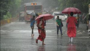 കേരളത്തിലെ കനത്ത മഴയും യെല്ലോ അലർട്ട് പ്രഖ്യാപിച്ച ജില്ലകളുടെ ഭൂപടവും.