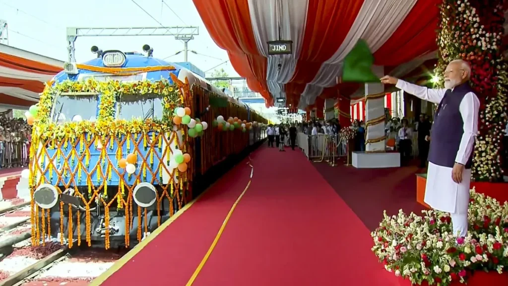 ഇന്ത്യയുടെ ആദ്യ ഹൈഡ്രജൻ ട്രെയിൻ ജിൻഡ് സ്റ്റേഷനിൽ.