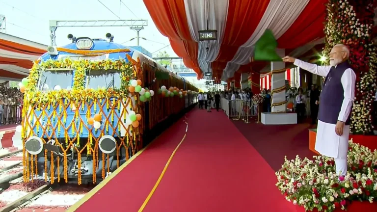 ഇന്ത്യയുടെ ആദ്യ ഹൈഡ്രജൻ ട്രെയിൻ ജിൻഡ് സ്റ്റേഷനിൽ.
