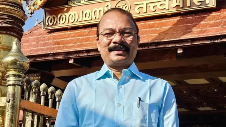 ശബരിമല ക്ഷേത്രവും പ്രവേശന കവാടവും
