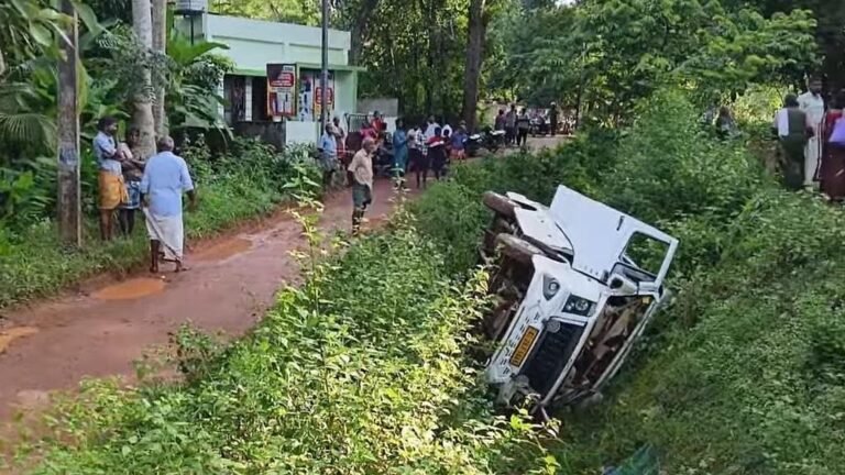 നെയ്യാറ്റിൻകര പ്ലാമൂട്ടുകടയിൽ തോട്ടിലേക്ക് മറിഞ്ഞ ന്യൂ ജ്യോതി സ്കൂൾ വാൻ