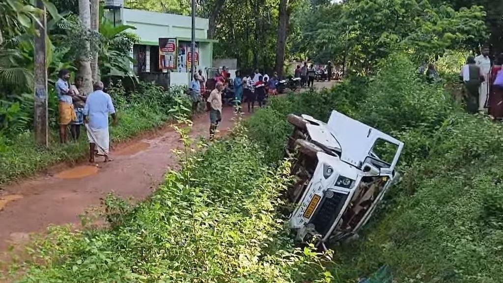 നെയ്യാറ്റിൻകര പ്ലാമൂട്ടുകടയിൽ തോട്ടിലേക്ക് മറിഞ്ഞ ന്യൂ ജ്യോതി സ്കൂൾ വാൻ