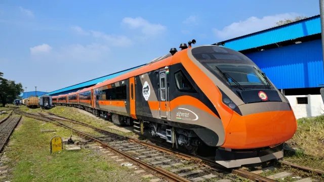 16 coach Vande Bharat Express at Bengaluru station