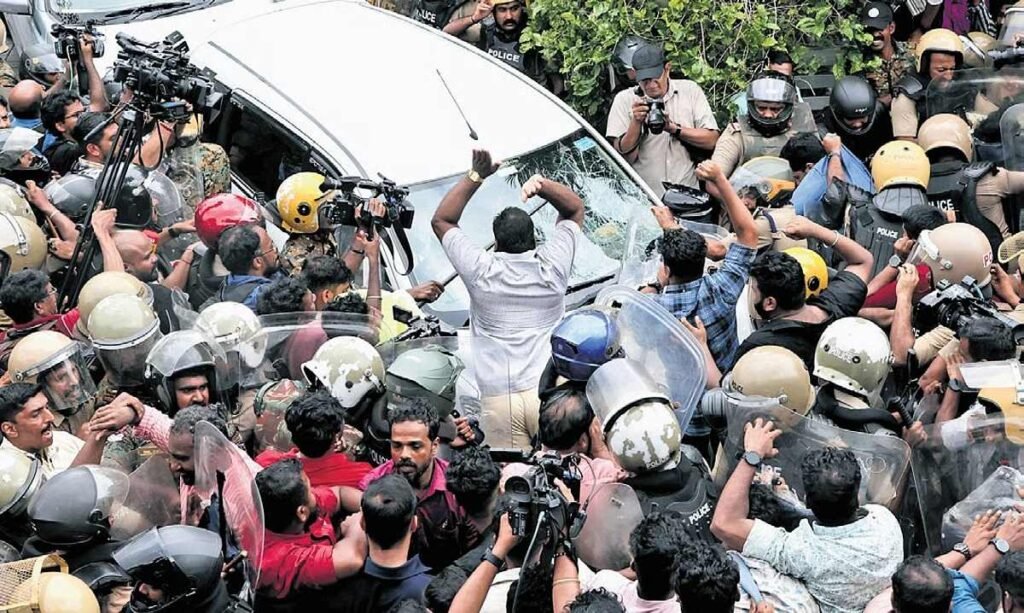 മ്യൂസിയം പോലീസ് സ്റ്റേഷന് മുന്നിലെ ഓണാഘോഷത്തിൽ പങ്കെടുക്കുന്ന പ്രതികൾ