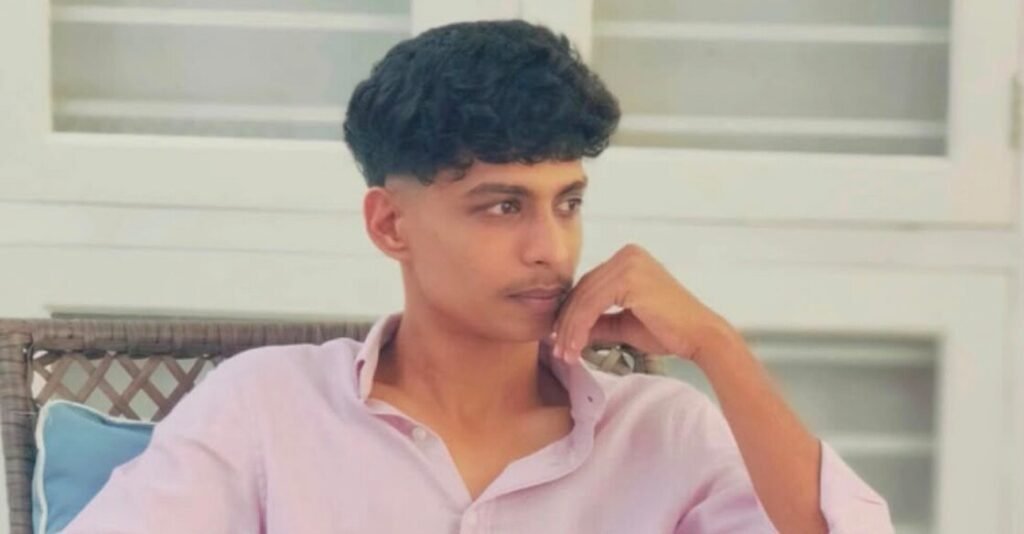 എസ്എഫ്ഐ പ്രവർത്തകർ നഴ്സിങ് കോളജിന് മുന്നിൽ നടത്തുന്ന പ്രതിഷേധം